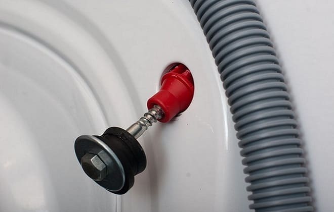 Металлические транспортировочные болты на стиральной машине