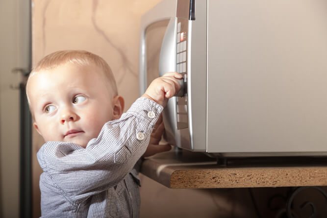 ребенок тянется к микроволновке