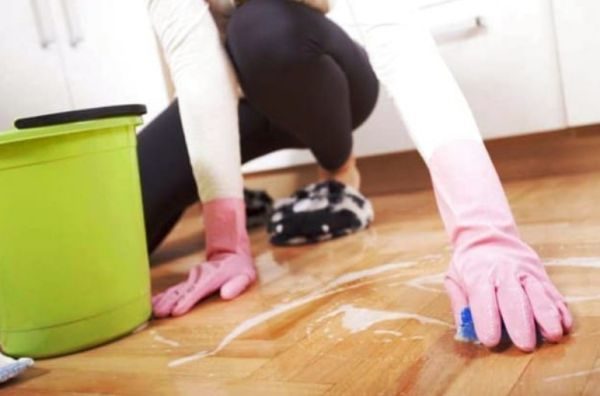 Со временем даже хорошо сохранившийся линолеум теряет свой глянец, который присущ только новому покрытию